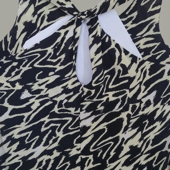 Chic Black and White Abstract Print Dress - Picture 6 of 16